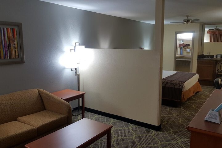 1 King Bed - Wireless High Speed Internet Accessible Microwave and Refrigerator, Coffee Mak (4 of 23)
