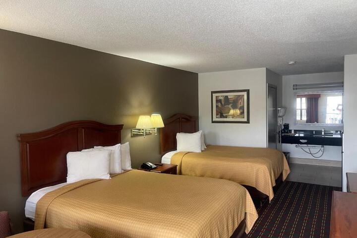 2 Double Beds (6 of 14)