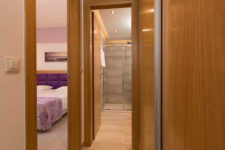 Room 4 of 73