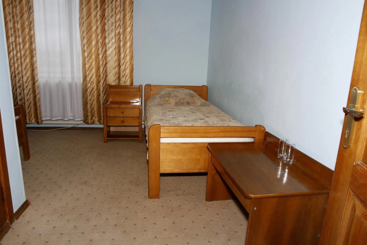 Room 2 of 10