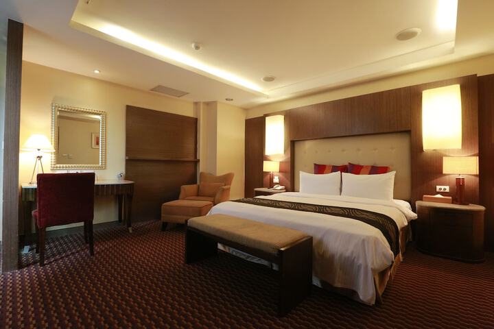 Room 6 of 33