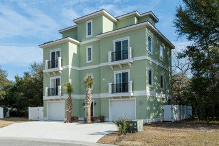 48 Crabline Court Near Ocean 5 Br home by RedAwning