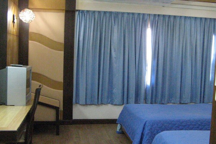 Room 11 of 40