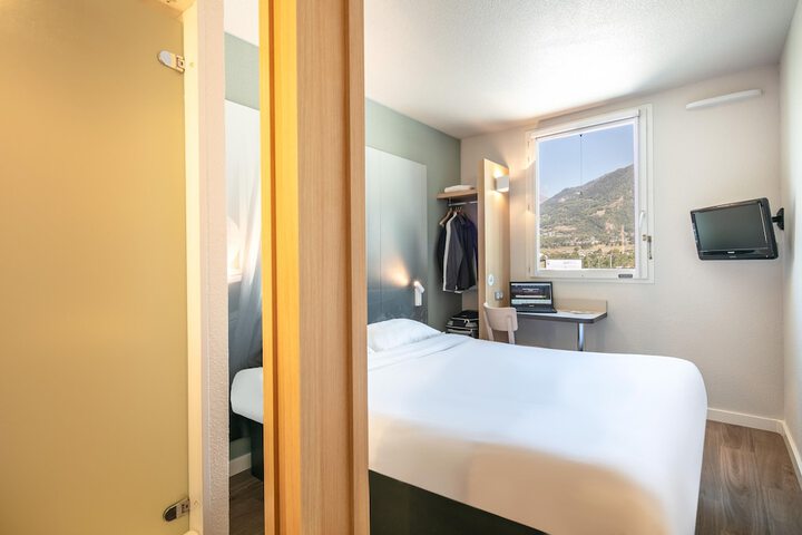 Room 10 of 40