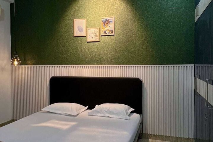 Room 8 of 18