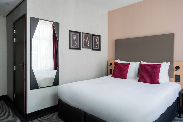 Room 4 of 62