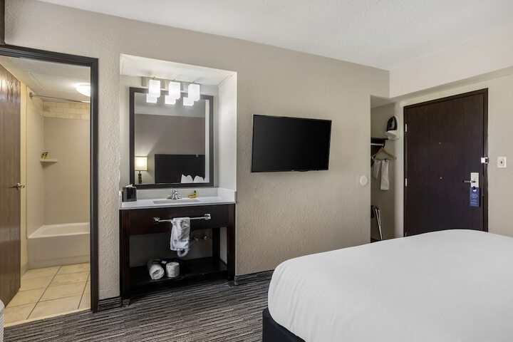 1 King Bed Microwave and Refrigerator WiFi Full Breakfast (7 of 22)