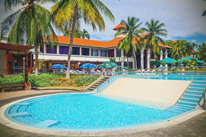 Hotel with Pool