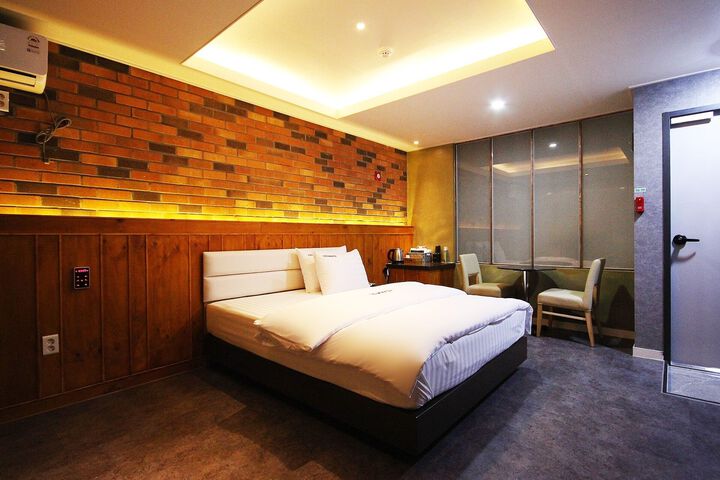 Room 12 of 13