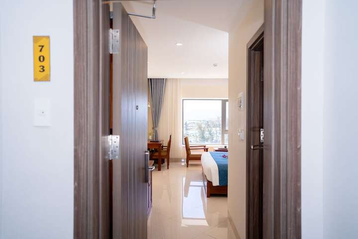 Room 12 of 80