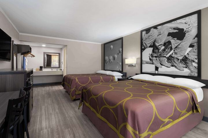 2 Queen Beds (16 of 17)