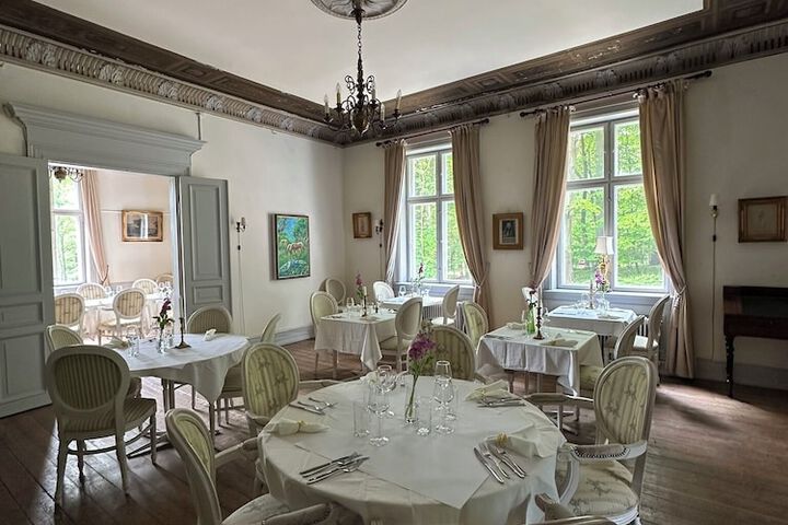 Dining 65 of 77