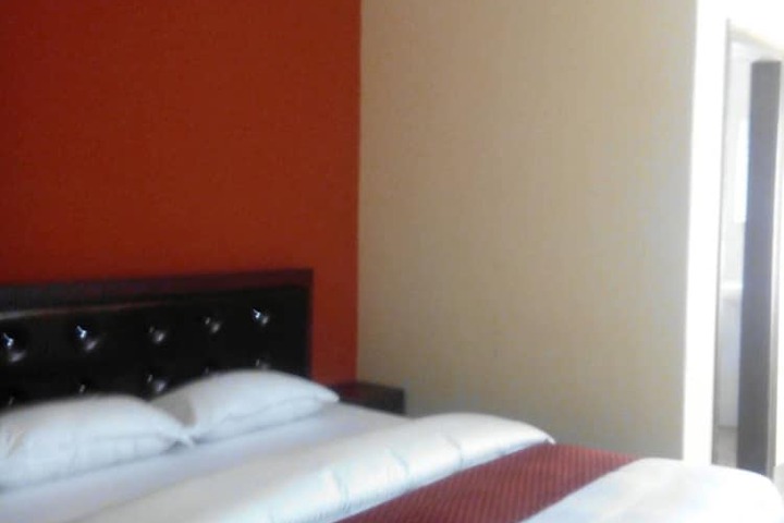 Room 8 of 12