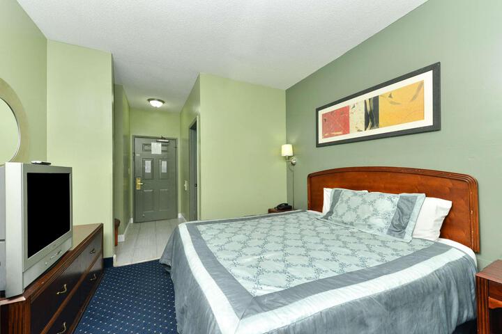 1 King Bed (3 of 6)