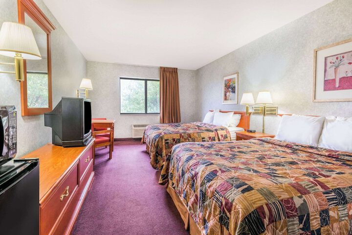 2 Queen Beds (7 of 10)
