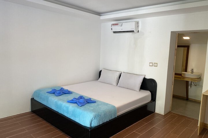 Room 5 of 104