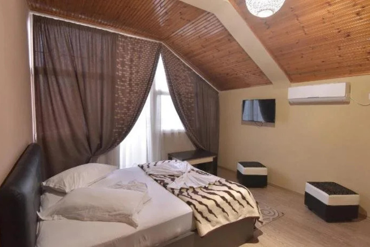 Room 6 of 19