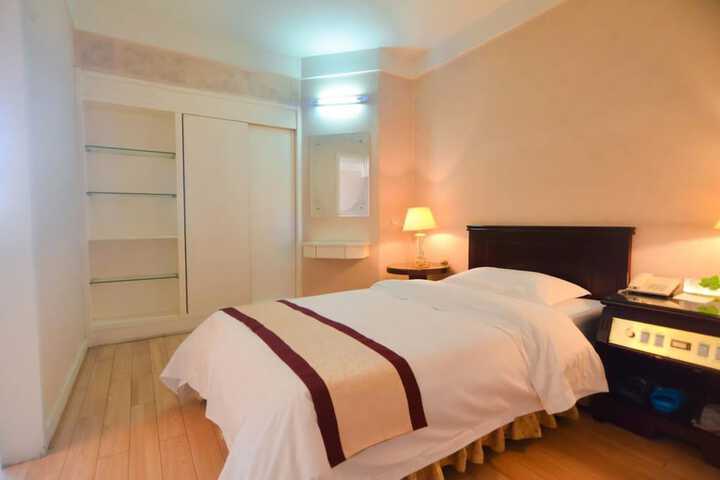 Room 8 of 36