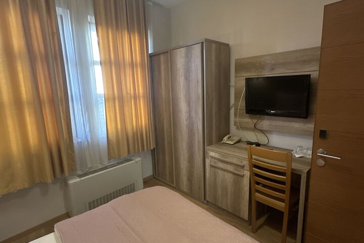 Room 4 of 11