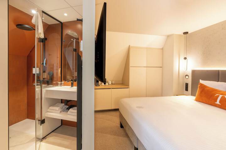 Room 33 of 73