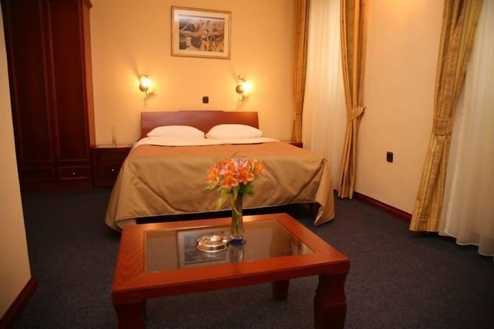 Room 6 of 16
