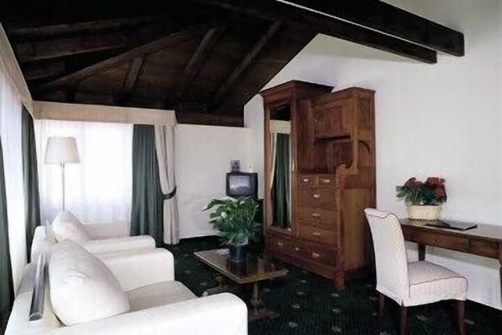 Room 9 of 11