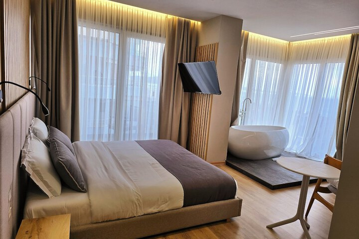 Room 16 of 96