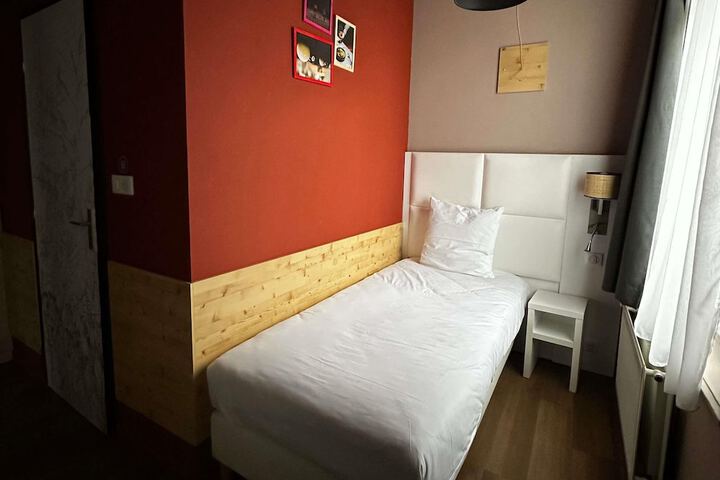 Room 16 of 65
