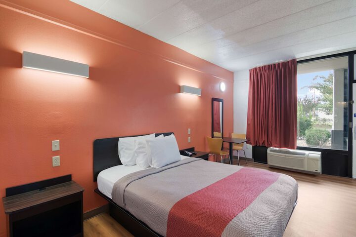 1 Queen Bed Accessible (3 of 6)