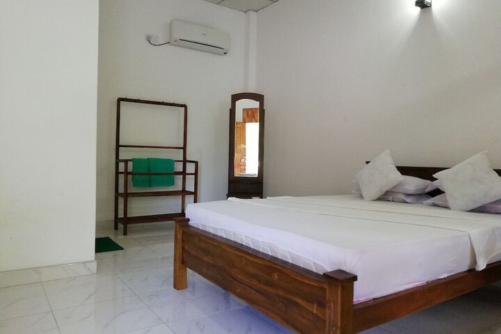 Room 10 of 14
