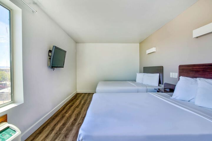 1 Queen Bed (8 of 10)