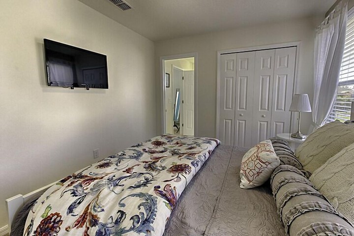 Room 102 of 221