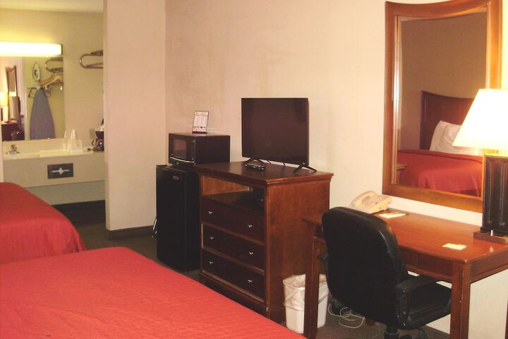 1 Queen Bed (2 of 12)