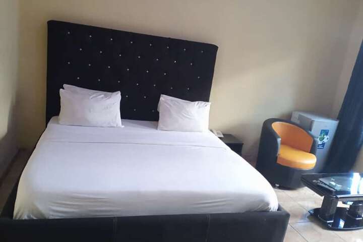 Room 8 of 14