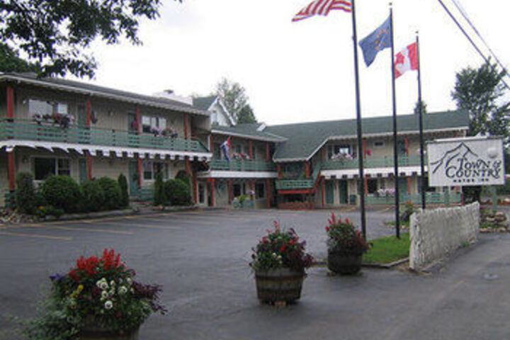 Exterior of Town & Country Motor Inn