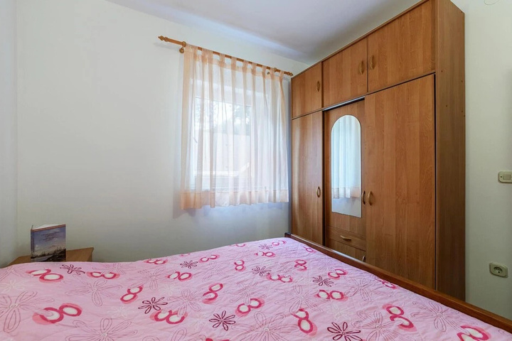 Room 4 of 11