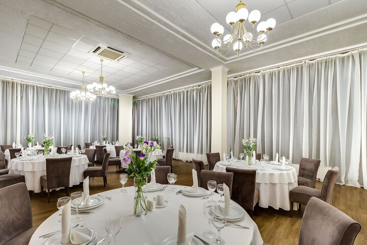 Ballroom/Hall 49 of 59