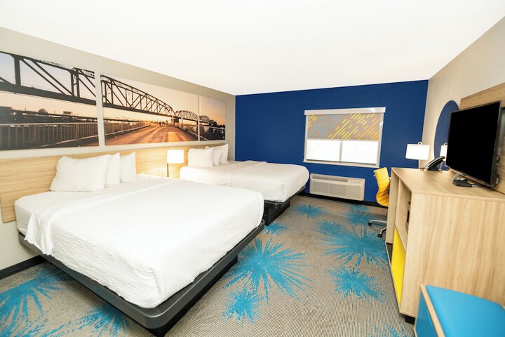 2 Queen Beds (7 of 13)