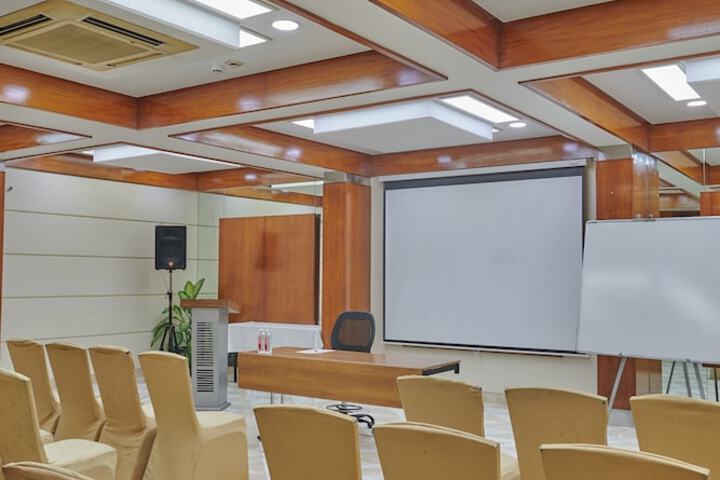 Ballroom/Hall 27 of 33