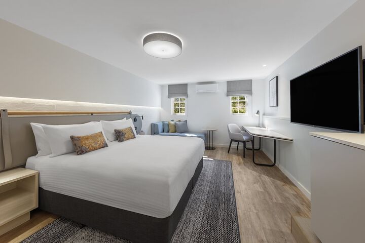 Room 5 of 76