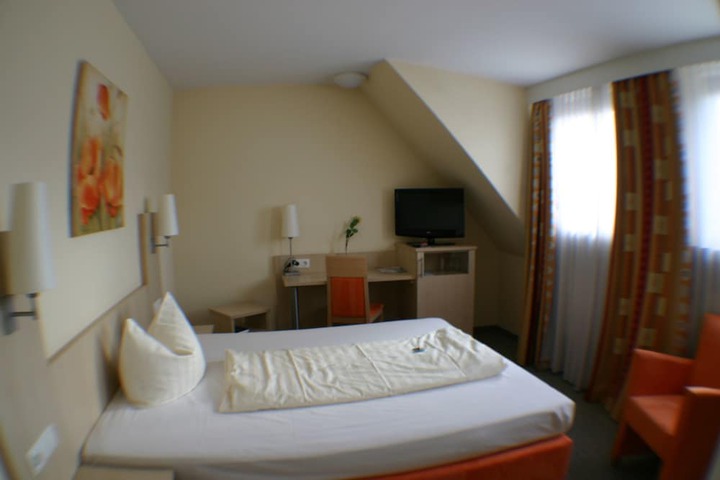 Room 6 of 40