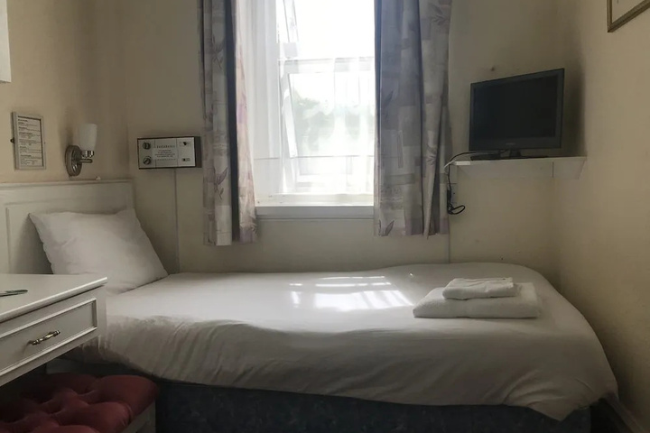 Room 4 of 10