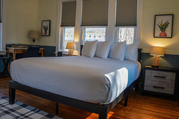 Room 8 of 128