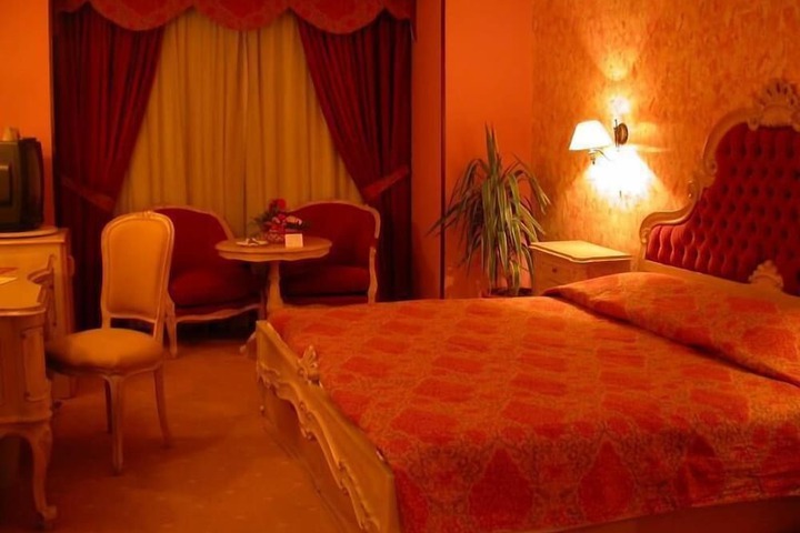 Room 8 of 44