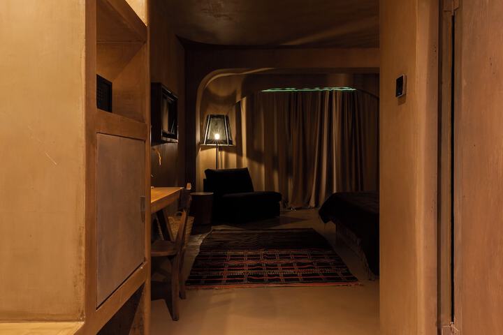 Room 38 of 142