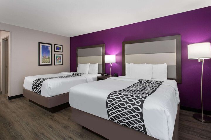 1 Queen Bed Mobility Accessible (3 of 8)