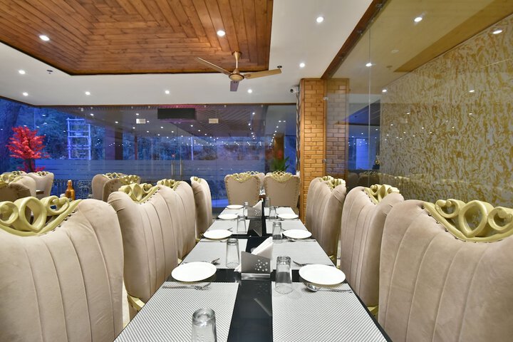 Dining 28 of 34