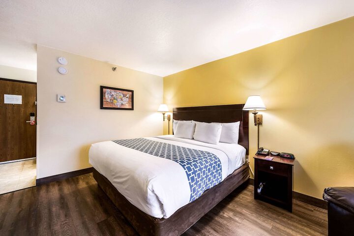 1 King Bed (5 of 5)