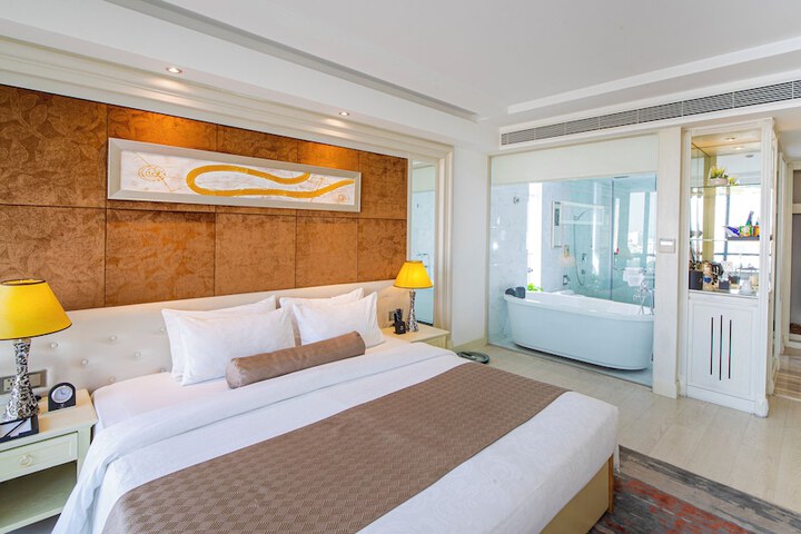 Room 28 of 168