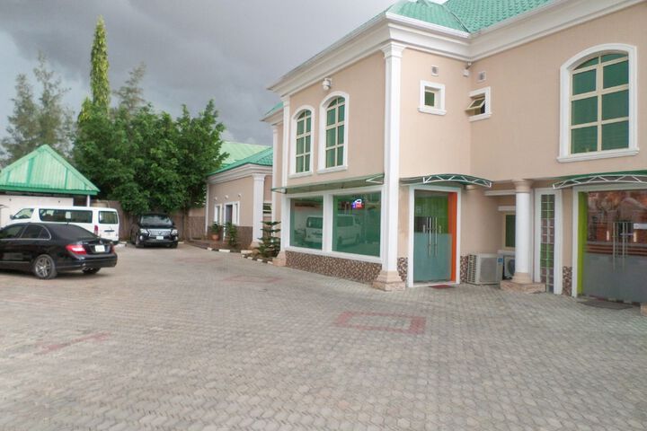 Bs Hive Hotel & Suites